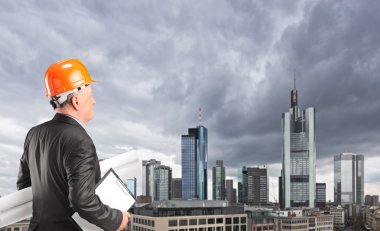erkek mühendis binaları arıyor