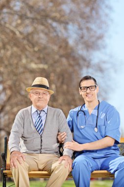 Doktor ve açık havada oturan bey