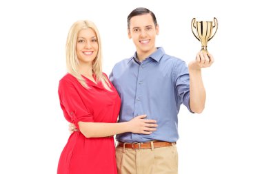 gold Kupası tutan genç bir çift