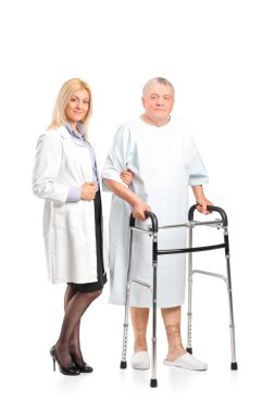 Hemşire yardımcı hasta Walker kullanmak için