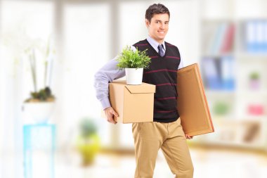 adam bir apartman dairesinde taşıma kutuları