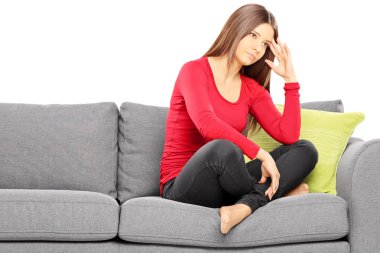 Modern kanepe üzerinde oturan üzgün kadın