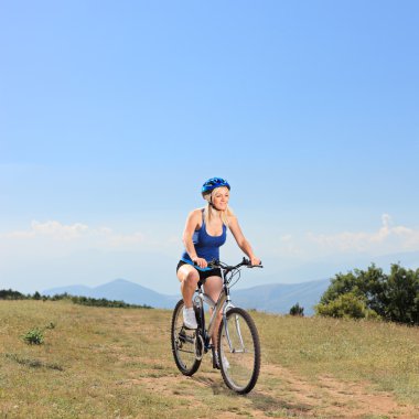 kadın motosiklet sürme dağ bisikleti
