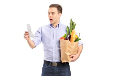 Elinde kese kağıdı tutan adam.