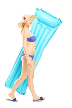 Hava matt ile bikinili kadın