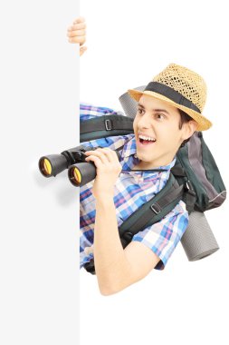 erkek turist dürbün ile seyir