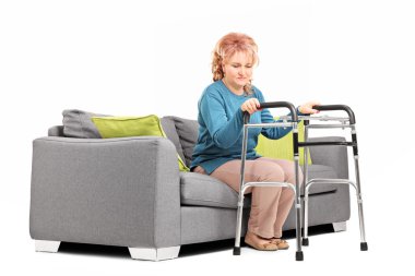 Walker ile duran kadın