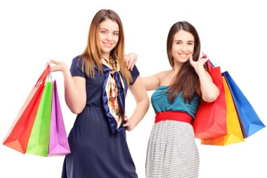 alışveriş torbaları tutan kadın