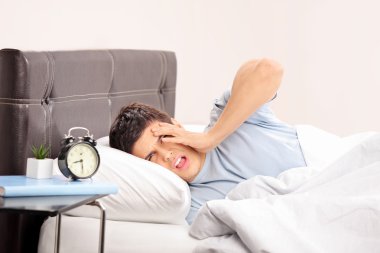 adam bir yatak ve geç el hareketi