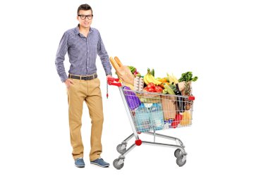 erkek poz yanındaki alışveriş sepeti