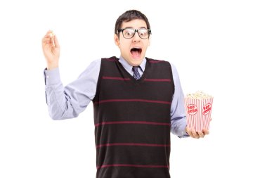 patlamış mısır kutusu tutarak ve çığlık atan adam