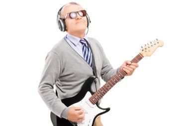 Olgun adam gitar çalmak