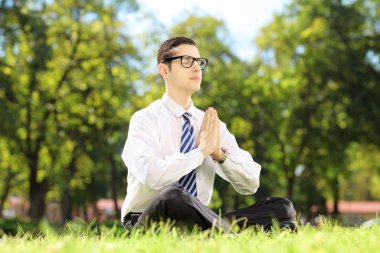 Yoga yaparken genç işadamı