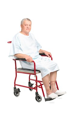 tekerlekli sandalyeye oturmuş kıdemli hasta