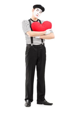 Kırmızı kalp tutan üzgün MIME sanatçı