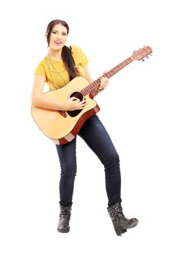 dişi bir akustik gitar çalmak