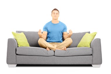 kanepede oturan erkek meditasyon