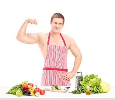 kaslı adam salata hazırlık