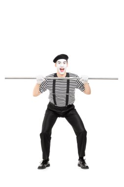 mime 예술가 금속 파이프를 들고