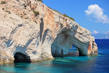Zakynthos adasındaki mavi mağaralar