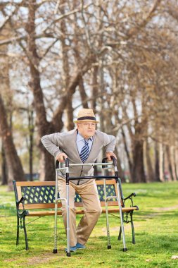 walker ile hasta yaşlı adam