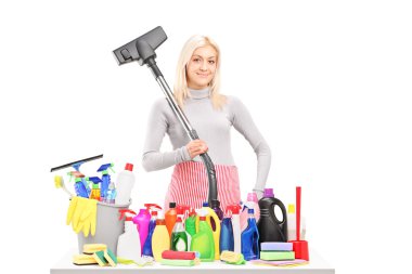 temizlik malzemeleri ile kadın