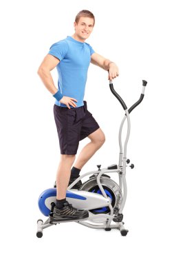 cross trainer makine üzerinde atlet