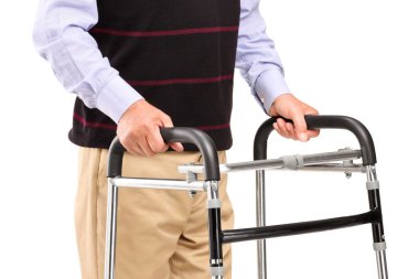 Yürüteç kullanan kıdemli adam.