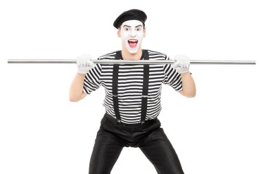 metal boru tutarak MIME sanatçı