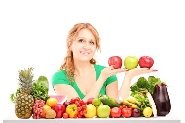 meyve ve sebze dolu masanın arkasında kadın