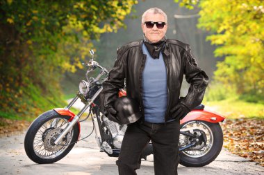 Motorcu helikopterle önünde