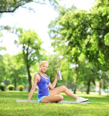 egzersiz sonrası oturan kadın atlet