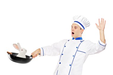 Şef holding wok tavşan ile