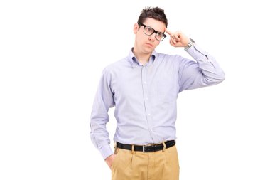 bir şeyler hatırlamaya çalışan adam