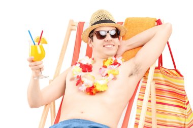 erkek bir plaj sandalyesi ve kokteyl içme