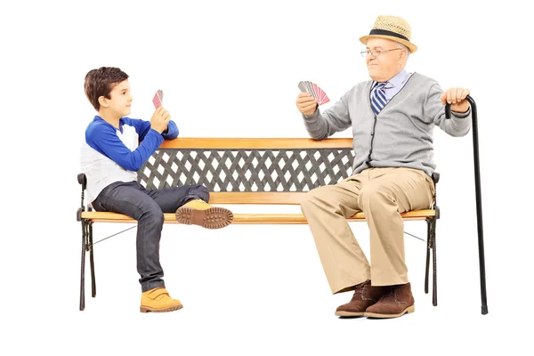 Grand-père jouant aux cartes avec son neveu — Photo