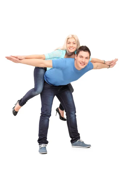 Feliz jovem casal posando piggyback — Fotografia de Stock