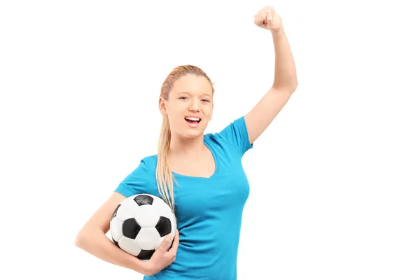 Mujer sosteniendo el fútbol y animando —  Fotos de Stock