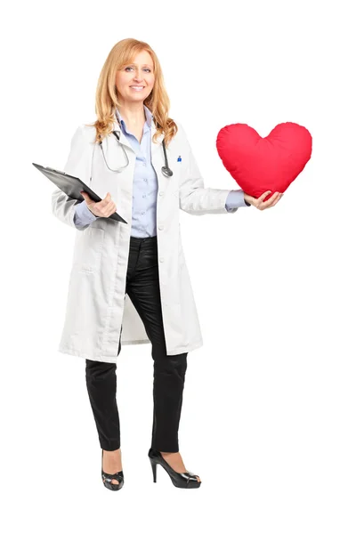 Vrouwelijke arts bedrijf rood hart — Stockfoto