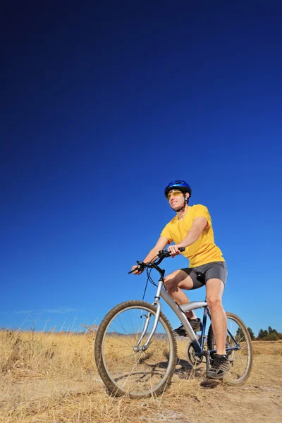 Männlich Mountainbike fahren — Stockfoto