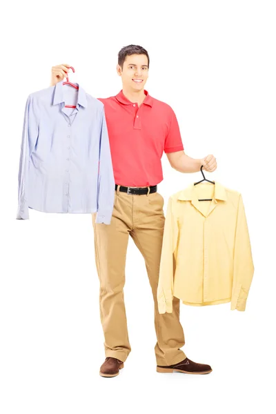 Masculino segurando cabides com camisas — Fotografia de Stock