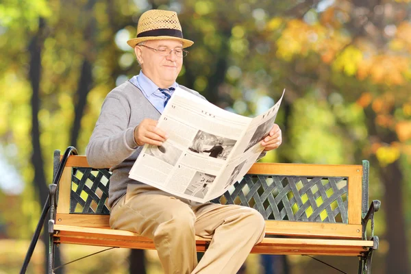 Senior gentleman lezen van een krant — Stok fotoğraf