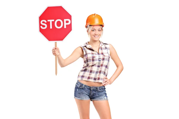 Een bouwvakker houden een verkeersbord stoppen — Stockfoto