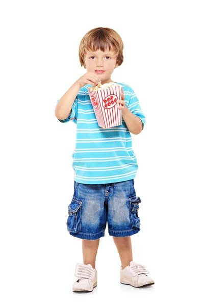 Jongen die popcorn eet — Stockfoto