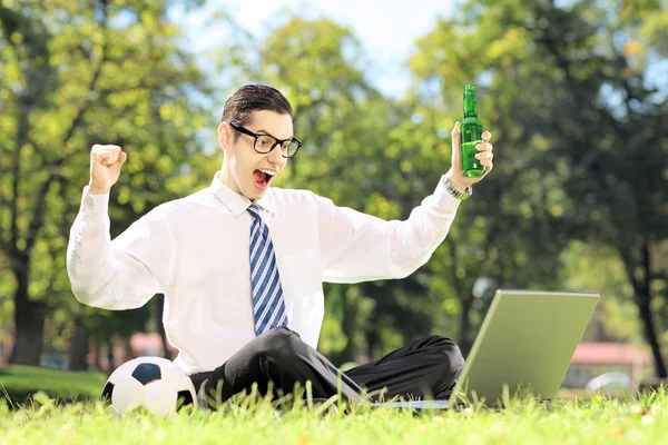 Man cheering and watching soccer on laptop — Stock Photo, Image