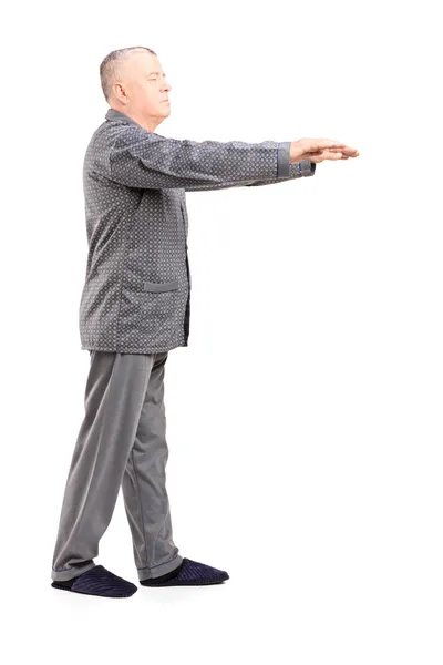 Зрелый мужчина в пижаме лунатик — стоковое фото