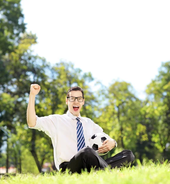 Mutluluk el hareketi ve top tutarak adam — Stok fotoğraf