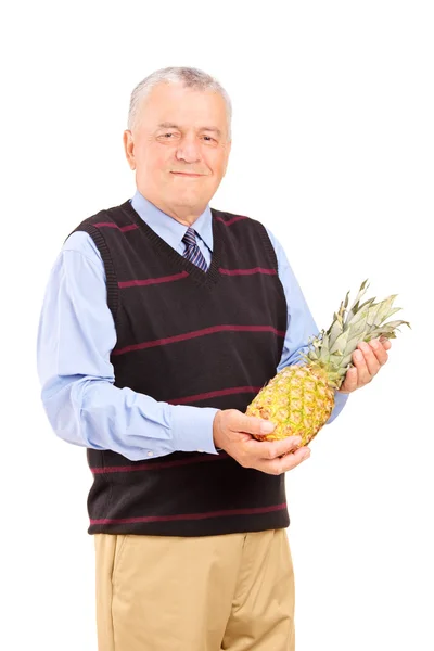 Volwassen man met ananas — Stockfoto