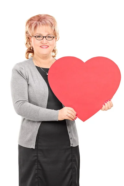 Olgun Bayan holding kırmızı kalp — Stok fotoğraf