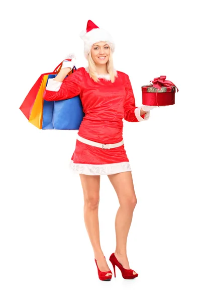 Kobieta trzyma prezent i torby na zakupy — Zdjęcie stockowe
